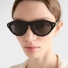 Gafas de sol Prada con la icónica placa metálica Gafas de sol Prada con la icónica placa metálica