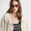Gafas de sol Prada con la icónica placa metálica Gafas de sol Prada con la icónica placa metálica