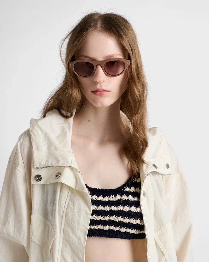 Gafas de sol Prada con la icónica placa metálica Gafas de sol Prada con la icónica placa metálica