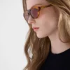 Gafas de sol Prada con la icónica placa metálica Gafas de sol Prada con la icónica placa metálica