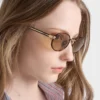 Gafas de sol Prada con la icónica placa metálica Gafas de sol Prada con la icónica placa metálica