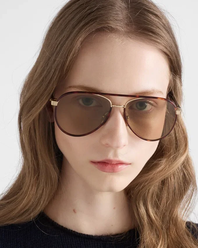 Gafas de sol Prada con la icónica placa metálica Gafas de sol Prada con la icónica placa metálica
