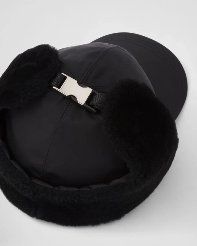 Gorro de Re-Nylon y piel de oveja Gorro de Re-Nylon y piel de oveja