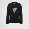 Jersey de cuello redondo con logotipo de Prada en cachemira y lana Jersey de cuello redondo con logotipo de Prada en cachemira y lana