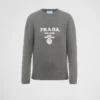 Jersey de cuello redondo con logotipo de Prada en cachemira y lana Jersey de cuello redondo con logotipo de Prada en cachemira y lana
