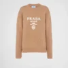 Jersey de cuello redondo con logotipo de Prada en cachemira y lana Jersey de cuello redondo con logotipo de Prada en cachemira y lana