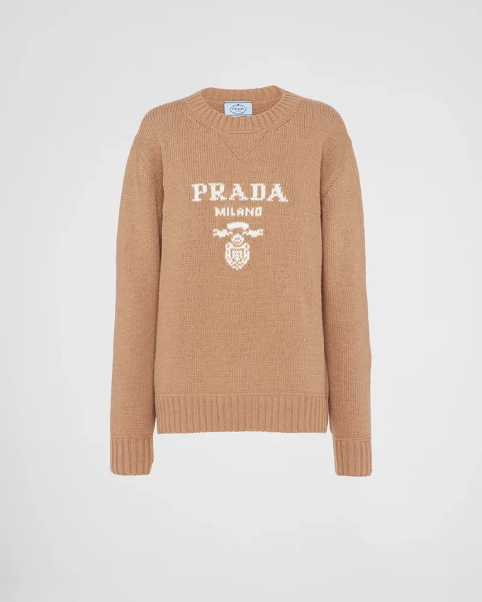 Jersey de cuello redondo con logotipo de Prada en cachemira y lana Jersey de cuello redondo con logotipo de Prada en cachemira y lana
