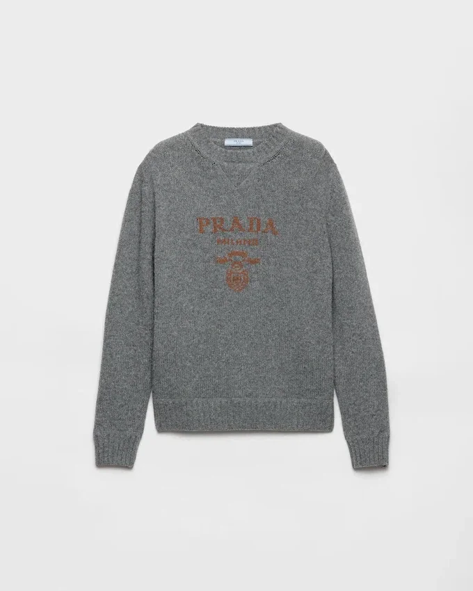 Jersey de cuello redondo con logotipo de Prada en cachemira y lana Jersey de cuello redondo con logotipo de Prada en cachemira y lana
