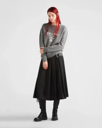 Jersey de cuello redondo con logotipo de Prada en cachemira y lana