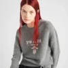 Jersey de cuello redondo con logotipo de Prada en cachemira y lana Jersey de cuello redondo con logotipo de Prada en cachemira y lana