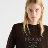 Jersey de cuello redondo con logotipo de Prada en cachemira y lana Jersey de cuello redondo con logotipo de Prada en cachemira y lana