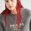 Jersey de cuello redondo con logotipo de Prada en cachemira y lana Jersey de cuello redondo con logotipo de Prada en cachemira y lana