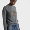 Jersey de cuello redondo con logotipo de Prada en cachemira y lana Jersey de cuello redondo con logotipo de Prada en cachemira y lana