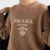 Jersey de cuello redondo con logotipo de Prada en cachemira y lana Jersey de cuello redondo con logotipo de Prada en cachemira y lana