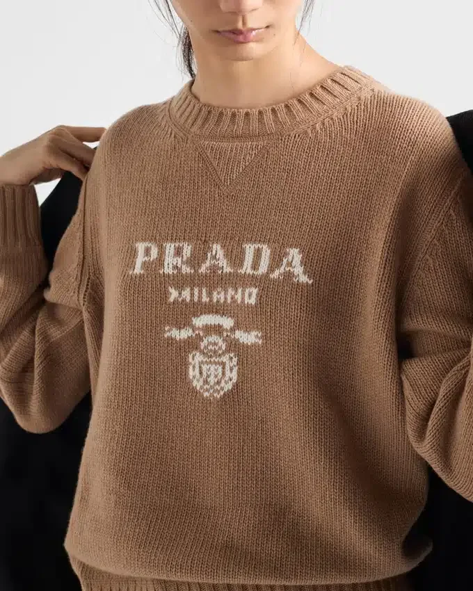 Jersey de cuello redondo con logotipo de Prada en cachemira y lana Jersey de cuello redondo con logotipo de Prada en cachemira y lana