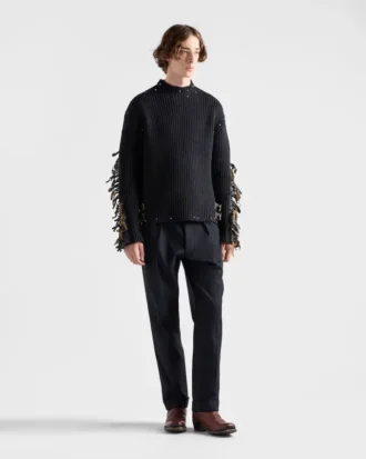 Jersey de lana de cuello redondo con flecos y tachuelas