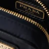 Mini-bolsa Prada Re-Edition 1978 Re-Nylon con llavero Mini-bolsa Prada Re-Edition 1978 Re-Nylon con llavero