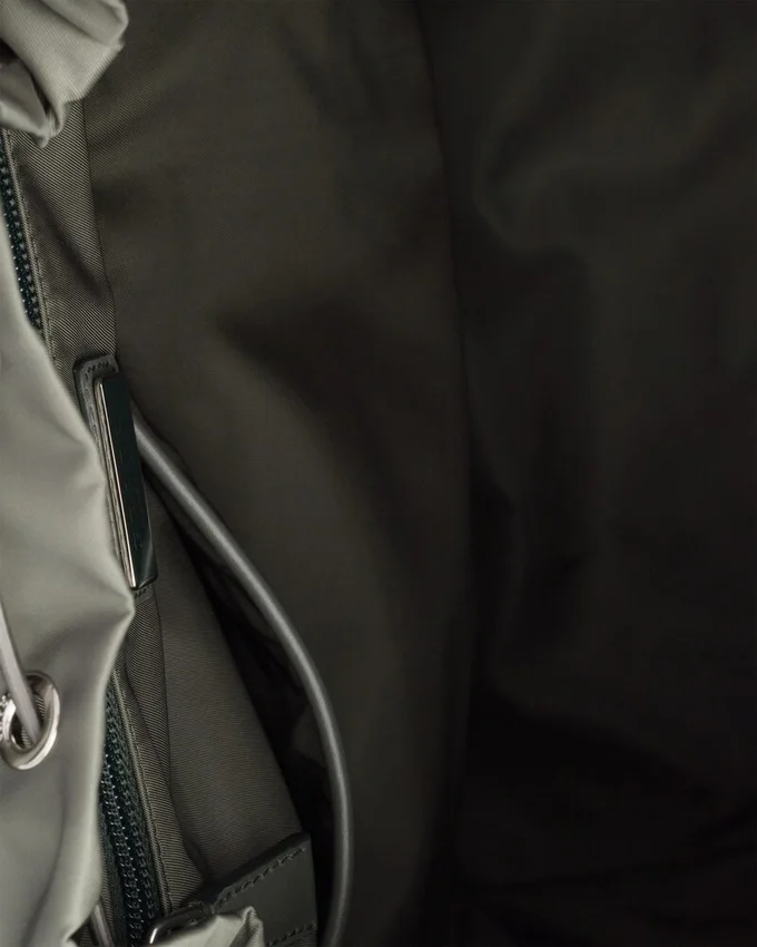 Mochila de Re-Nylon y piel Mochila de Re-Nylon y piel