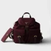 Mochila mediana de Re-Nylon con bolsillo Mochila mediana de Re-Nylon con bolsillo