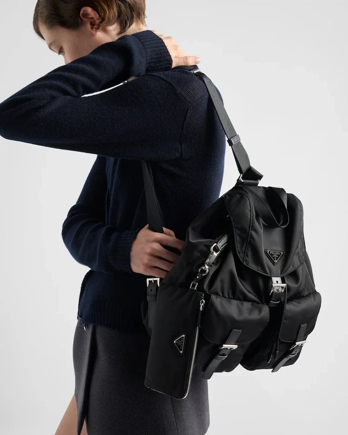 Mochila mediana de Re-Nylon con bolsillo Mochila mediana de Re-Nylon con bolsillo