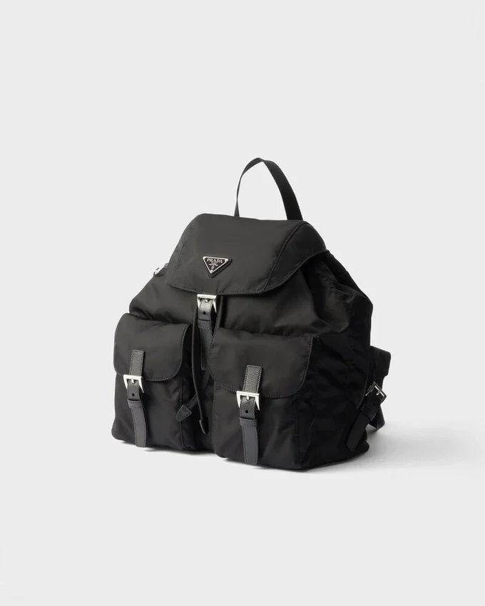 Mochila mediana de Re-Nylon con bolsillo Mochila mediana de Re-Nylon con bolsillo