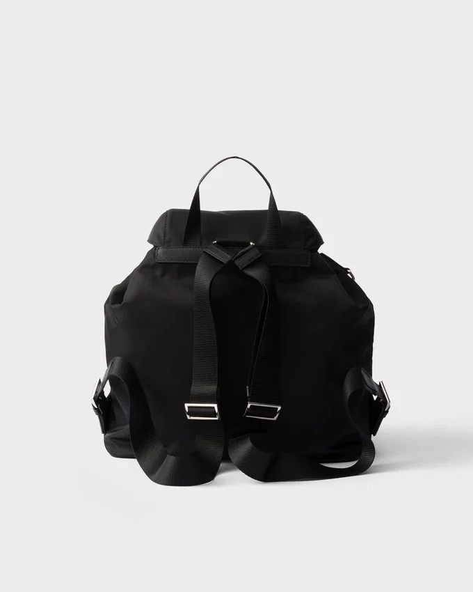 Mochila mediana de Re-Nylon con bolsillo Mochila mediana de Re-Nylon con bolsillo