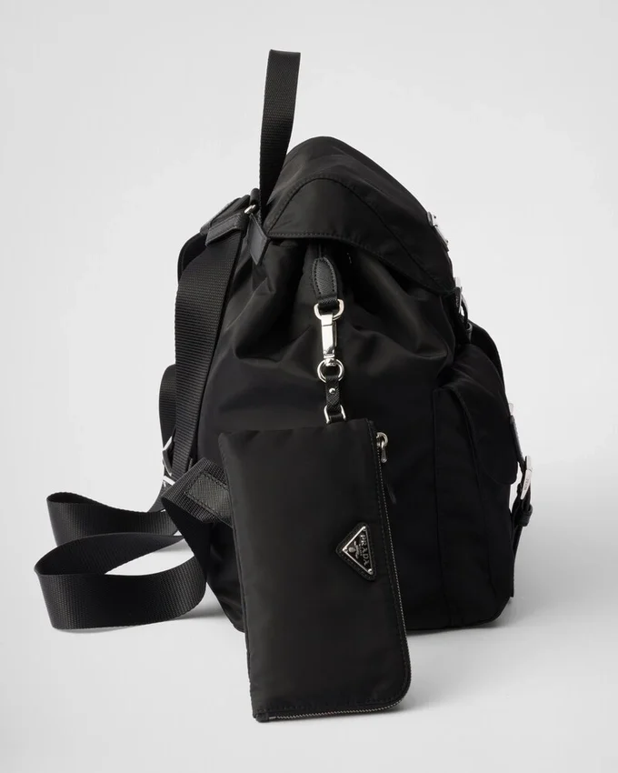 Mochila mediana de Re-Nylon con bolsillo Mochila mediana de Re-Nylon con bolsillo