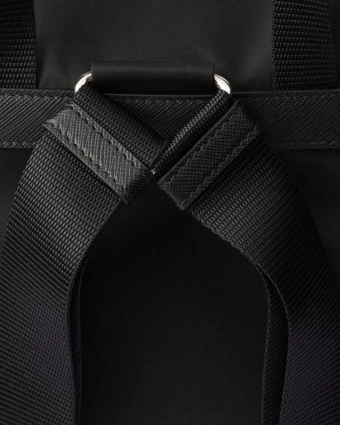 Mochila mediana de Re-Nylon con bolsillo Mochila mediana de Re-Nylon con bolsillo