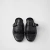 Mules de cuero con correa tipo monk y flecos