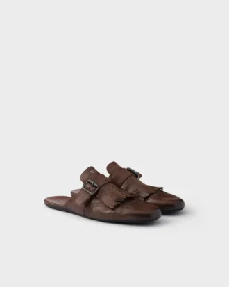 Mules de cuero envejecido Shuffle con correa con hebilla y flecos