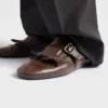 Mules de cuero envejecido Shuffle con correa con hebilla y flecos Mules de cuero envejecido Shuffle con correa con hebilla y flecos