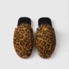 Mules de piel con estampado de leopardo