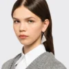 Pendiente izquierdo con logotipo de cristal