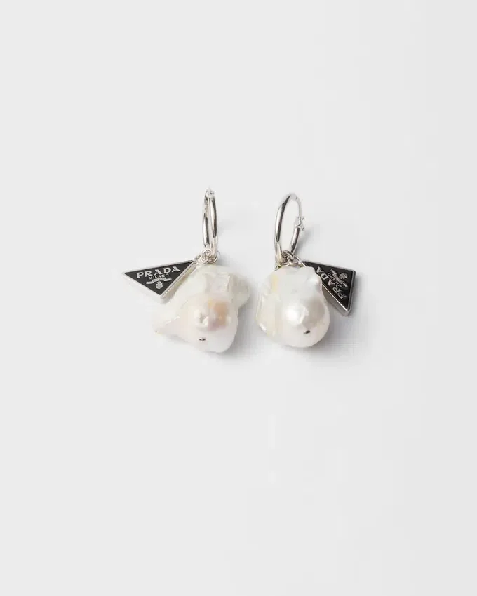 Pendientes de metal y perlas Pendientes de metal y perlas