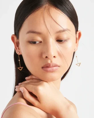 Pendientes largos con corte en oro amarillo y diamantes de la colección Eternal Gold