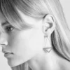 Pendientes largos con corte en oro amarillo y diamantes de la colección Eternal Gold Pendientes largos con corte en oro amarillo y diamantes de la colección Eternal Gold