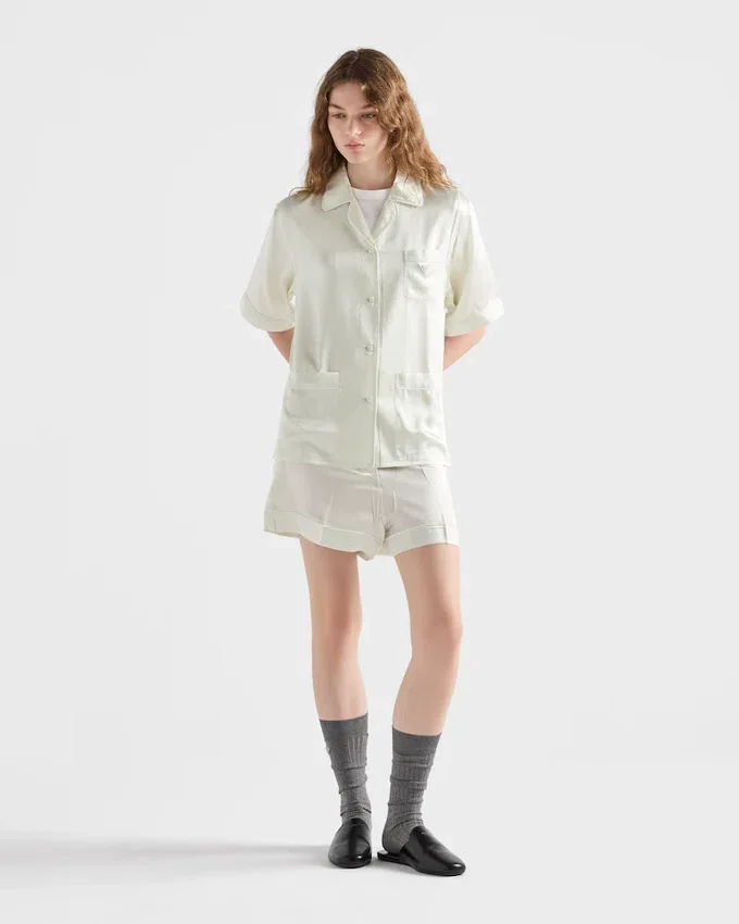 Pijama de satén de estilo vintage con pantalones cortos Pijama de satén de estilo vintage con pantalones cortos
