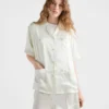 Pijama de satén de estilo vintage con pantalones cortos Pijama de satén de estilo vintage con pantalones cortos