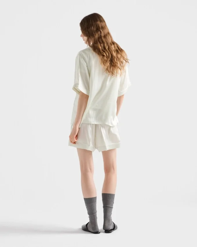 Pijama de satén de estilo vintage con pantalones cortos Pijama de satén de estilo vintage con pantalones cortos