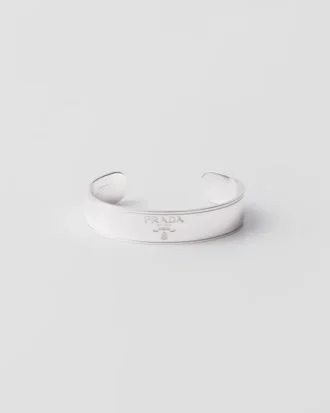 Pulsera con logotipo y joyas