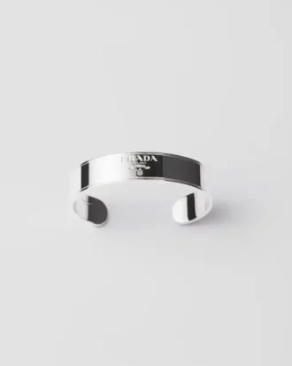 Pulsera con logotipo y joyas