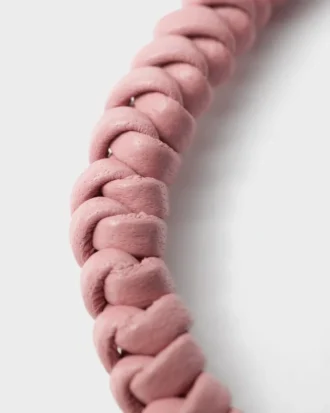 Pulsera de piel napa trenzada con adorno metálico Pulsera de piel napa trenzada con adorno metálico