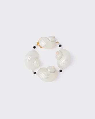 Pulsera de plata con conchas