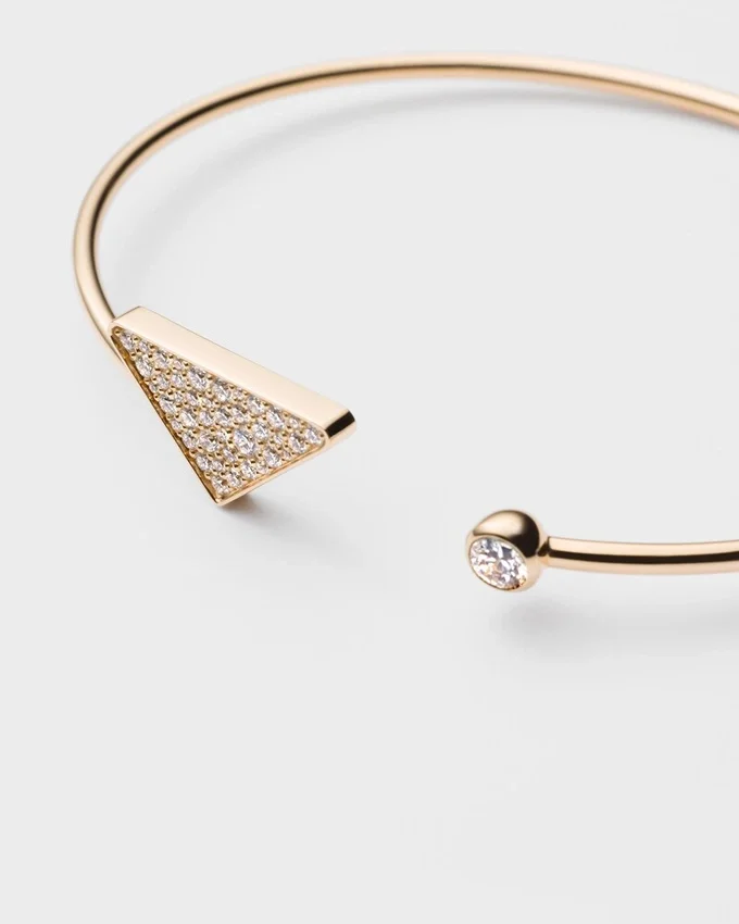 Pulsera rígida Eternal Gold en oro amarillo con diamantes Pulsera rígida Eternal Gold en oro amarillo con diamantes