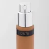 Recambio de la base de maquillaje Prada Reveal Skin Optimizing Foundation – Dn75 – Neutro oscuro Recambio de la base de maquillaje Prada Reveal Skin Optimizing Foundation – Dn75 – Neutro oscuro