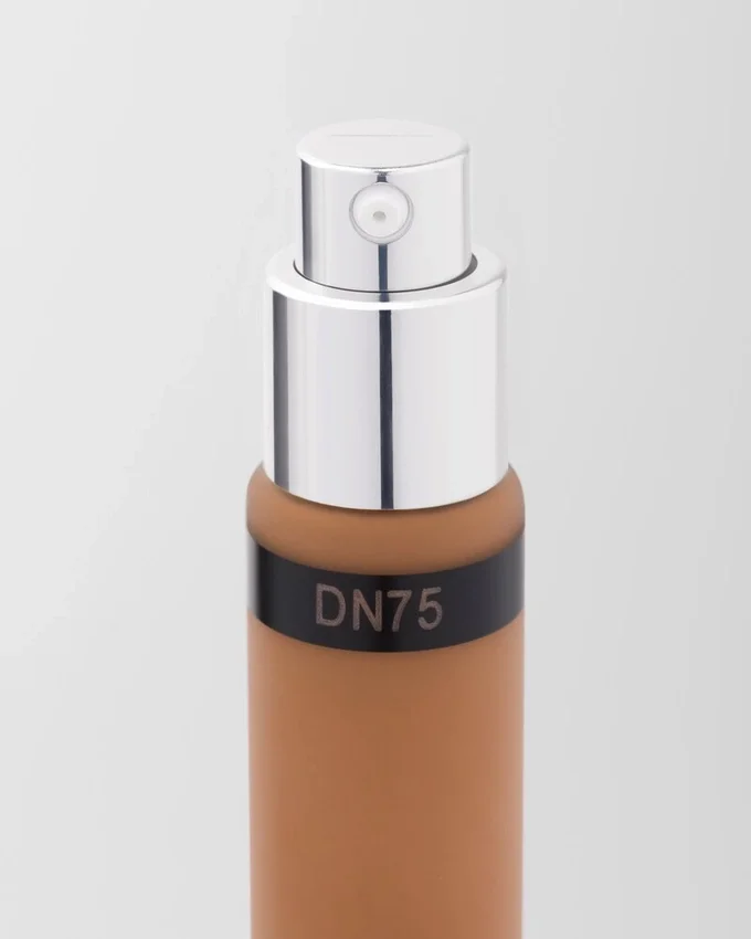 Recambio de la base de maquillaje Prada Reveal Skin Optimizing Foundation – Dn75 – Neutro oscuro Recambio de la base de maquillaje Prada Reveal Skin Optimizing Foundation – Dn75 – Neutro oscuro