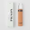 Recambio de la base de maquillaje Prada Reveal Skin Optimizing Foundation – Dn75 – Neutro oscuro Recambio de la base de maquillaje Prada Reveal Skin Optimizing Foundation – Dn75 – Neutro oscuro