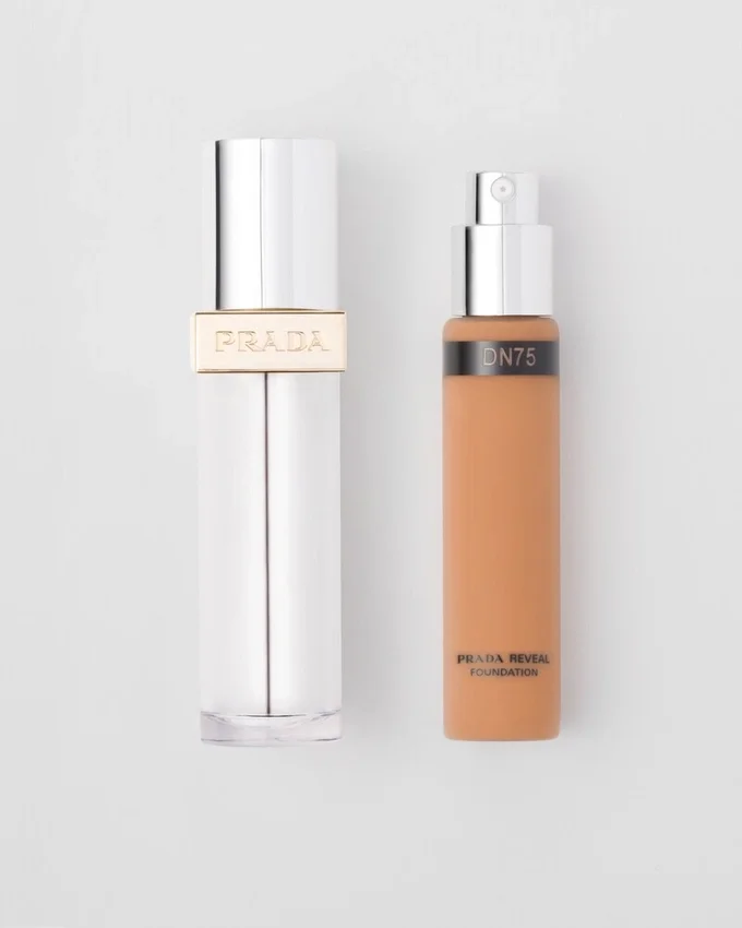 Recambio de la base de maquillaje Prada Reveal Skin Optimizing Foundation – Dn75 – Neutro oscuro Recambio de la base de maquillaje Prada Reveal Skin Optimizing Foundation – Dn75 – Neutro oscuro