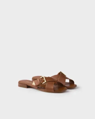 Sandalias de cuero entrecruzadas con hebilla Sandalias de cuero entrecruzadas con hebilla