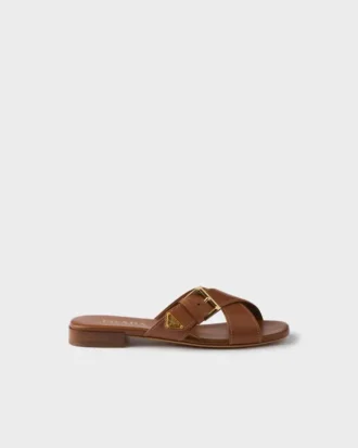 Sandalias de cuero entrecruzadas con hebilla Sandalias de cuero entrecruzadas con hebilla
